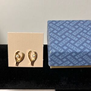 Avon NEW Gold wishbone Pearl Accent Stud Earrings
VINTAGE NEW STOCK